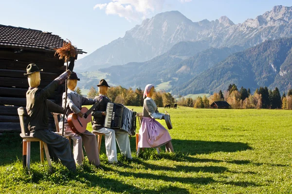 Grupo de espantalhos em vestido feminino em pé em um campo — Fotografia de Stock