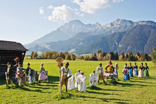 Grupa Strachy na wróble w kobiece sukienki stojący na polu — Zdjęcie stockowe