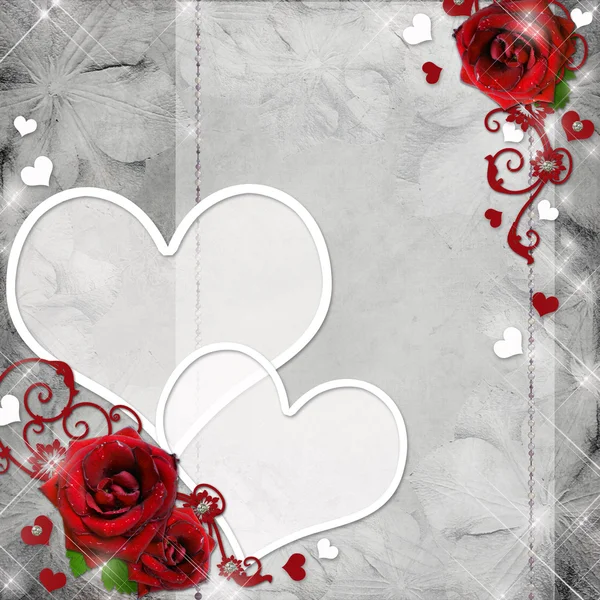 Tarjeta de felicitación con rosas rojas y corazones sobre fondo gris — Foto de Stock