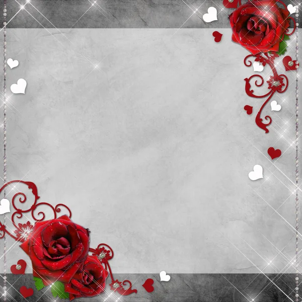 Tarjeta de felicitación con rosas rojas y corazones sobre fondo gris —  Fotos de Stock
