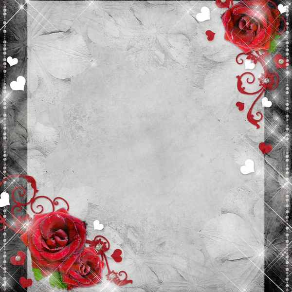 Вітальна листівка з червоними трояндами та серцями на сірому фоні — стокове фото