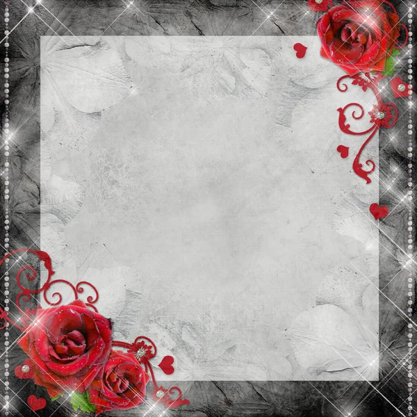 Cartão de saudação com rosas vermelhas e corações no fundo cinzento — Fotografia de Stock