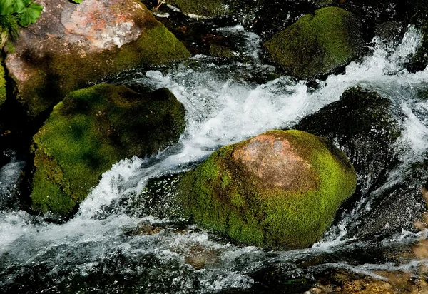 Wasserlauf bricht an den Felsen lizenzfreie Stockfotos
