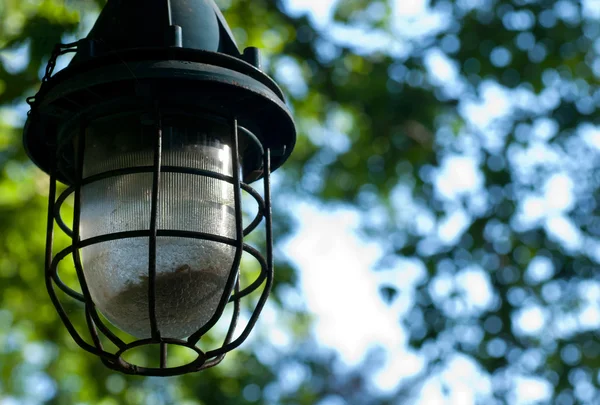 Roestige lantaarn licht — Stockfoto