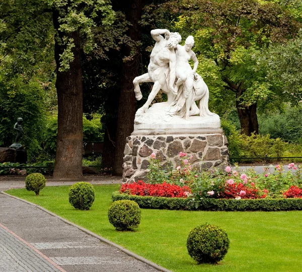 Posąg w parku — Zdjęcie stockowe