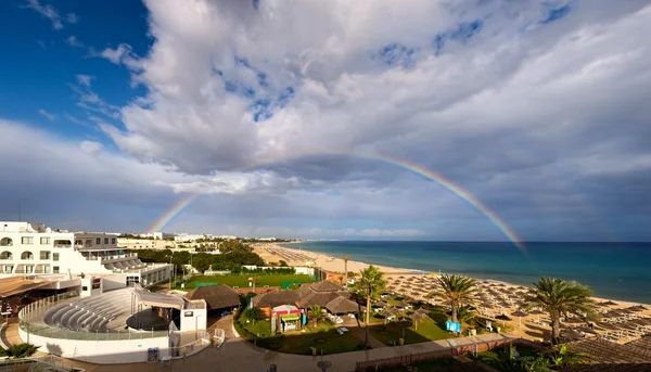 Arco iris sobre mar y playa en Túnez — Foto de Stock