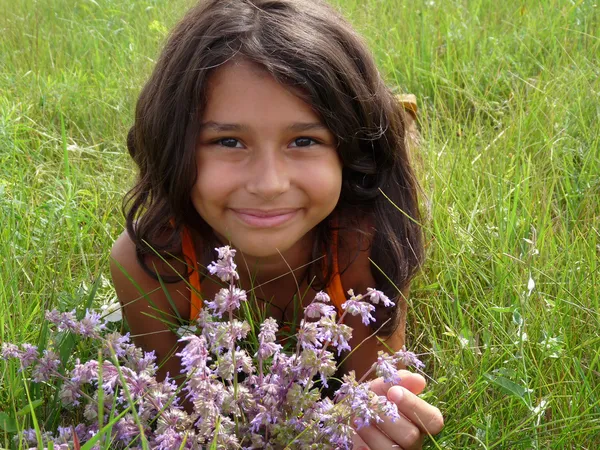 Krásná dívka s kyticí lučních květin — Stock fotografie