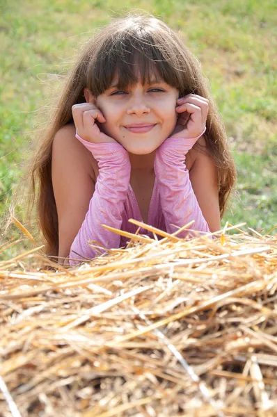 Piękna Ciemnowłosa dziewczyna w polu — Zdjęcie stockowe