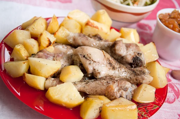 Печеный картофель с курицей и овощами — стоковое фото