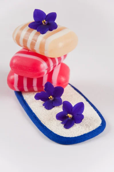Натюрморт Ванна - губка, мыло и цветы — стоковое фото