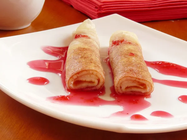 Delicious homemade pancakes with raspberry jam — Stock Photo, Image