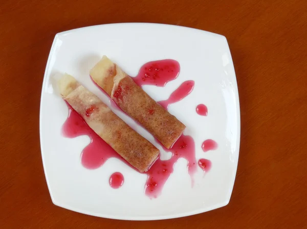 Delicious homemade pancakes with raspberry jam — Stock Photo, Image