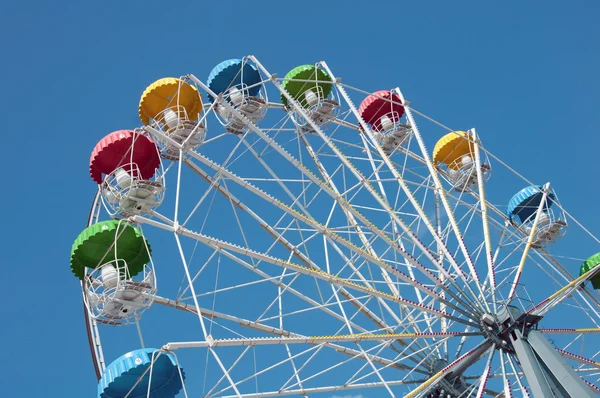 Attraction "Ferris Wheel" on a background of blue sky — Stock Photo, Image