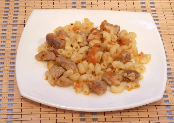 Deliciosa comida casera - pasta con carne — Foto de Stock