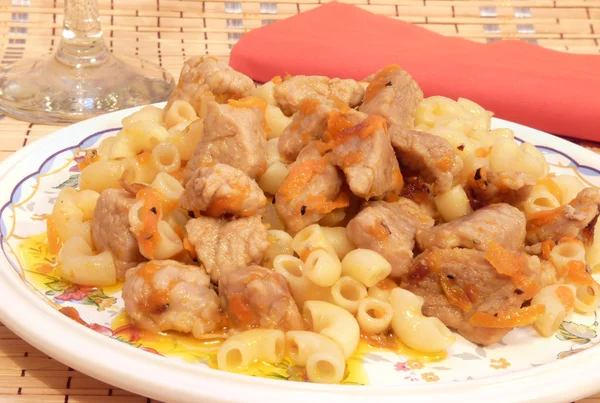 Вкусная домашняя еда - макароны с мясом — стоковое фото