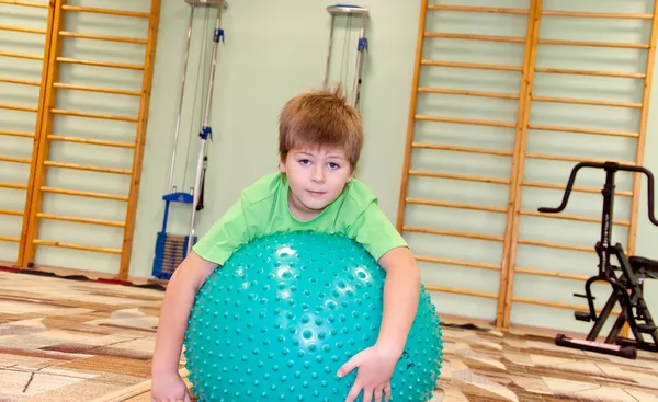 Мальчик в спортзале занимается фитнесом — стоковое фото