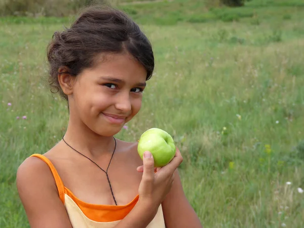 Schönes Mädchen mit einem köstlichen grünen Apfel — Stockfoto