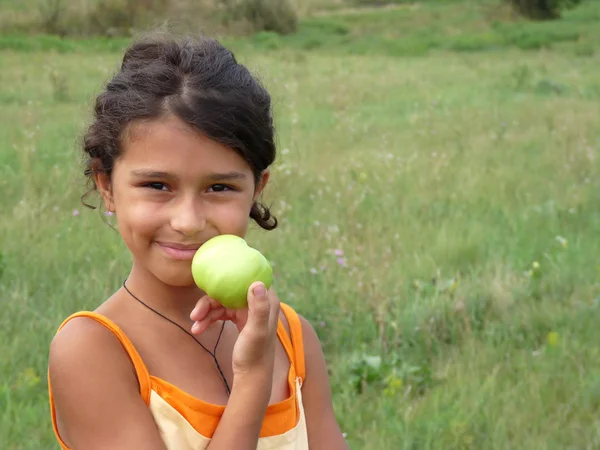 Menina bonita com uma deliciosa maçã verde — Fotografia de Stock
