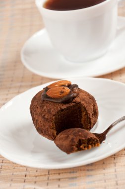 lezzetli bir tatlı - badem truffles ve kahve