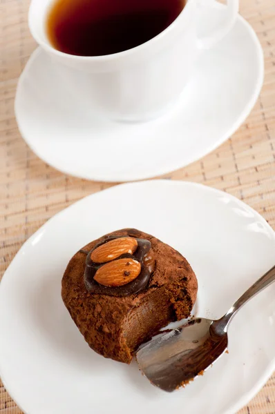 Egy finom desszert - mandulás szarvasgomba és kávé — Stock Fotó