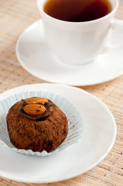 Egy finom desszert - mandulás szarvasgomba és kávé — Stock Fotó