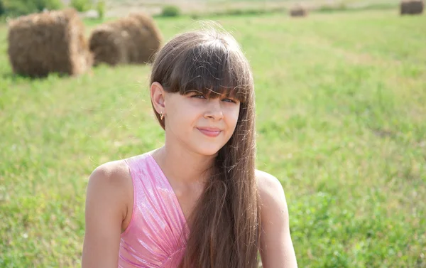 Retrato de uma bela menina de cabelos escuros em um campo — Fotografia de Stock