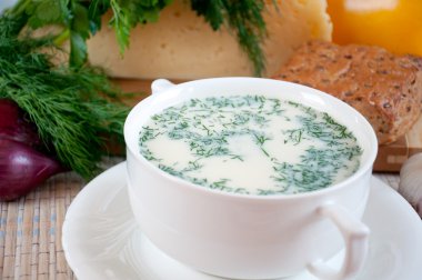 sopa de queso con pan de eneldo y cereales