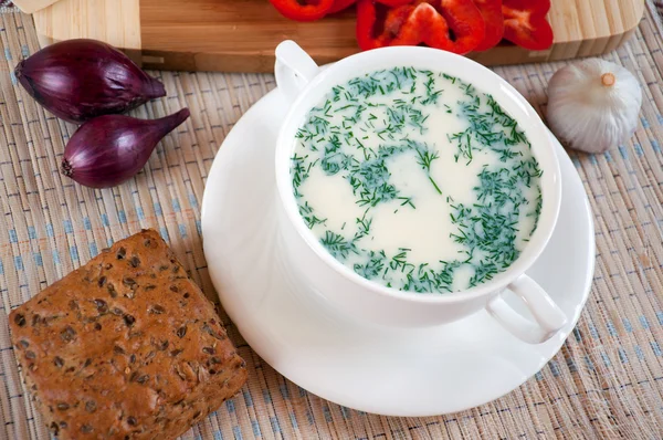 Сырный суп с укропом и зерновым хлебом — стоковое фото