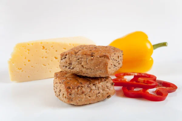 Das Konzept der gesunden Ernährung - Brot mit Kleie, Gemüse und Käse auf einem l — Stockfoto