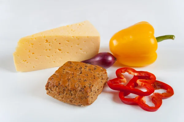 A koncepció az egészséges élelmiszerek - kenyér korpa, a zöldségek és a sajt egy l — Stock Fotó
