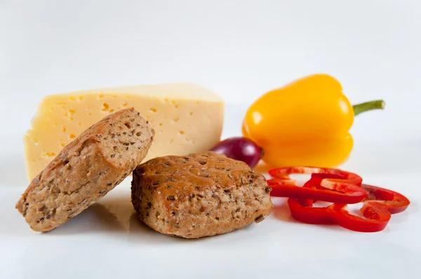 Le concept d'alimentation saine - pain au son, légumes et fromage sur un l — Photo