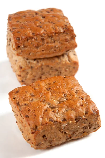 Um delicioso pão de grão integral e farelo - o conceito de alimentação saudável — Fotografia de Stock