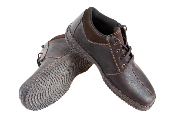 Sapatos castanhos masculinos isolados sobre fundo branco — Fotografia de Stock