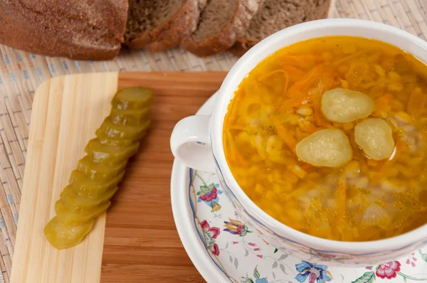 Eine köstliche Suppe aus eingelegten Gurken - Gurke — Stockfoto
