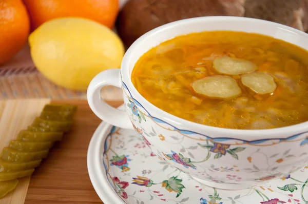Een heerlijke soep gemaakt van gepekelde komkommers - augurk — Stockfoto