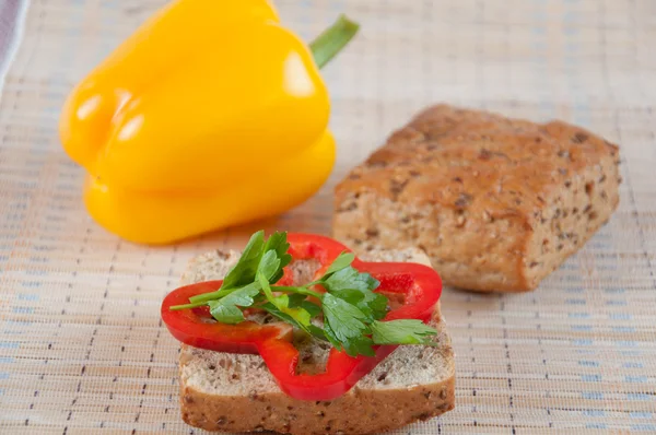 Концепция здорового питания - цельнозерновой хлеб с овощами — стоковое фото