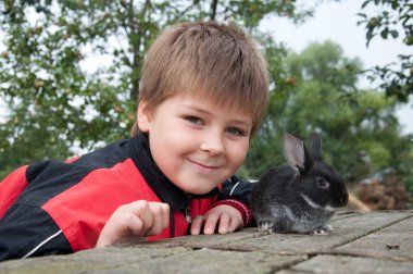 bir çocuk üzerinde bir yazlık bahçe bir tavşan