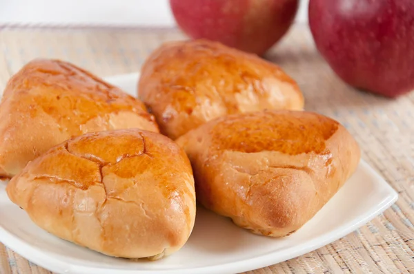 Delicious homemade pies with fresh apples — Stock Photo, Image