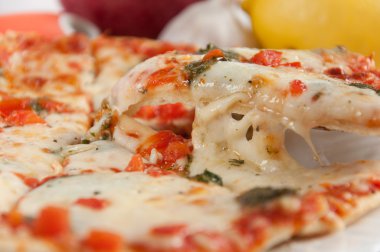 iştah açıcı pizza mozzarella peyniri ve meyve