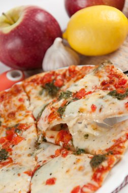 iştah açıcı pizza mozzarella peyniri ve meyve