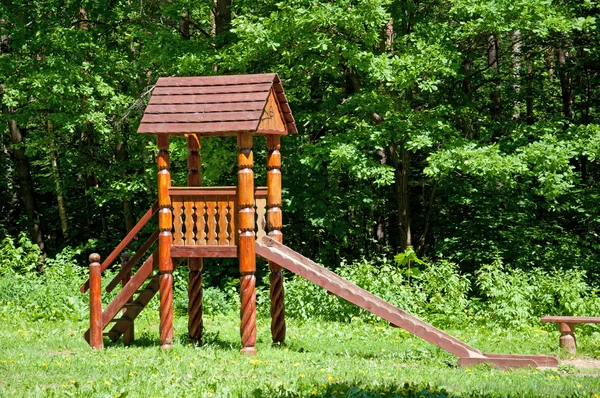 Kinderspielplatz aus Holz in einem Park im Sommer — Stockfoto