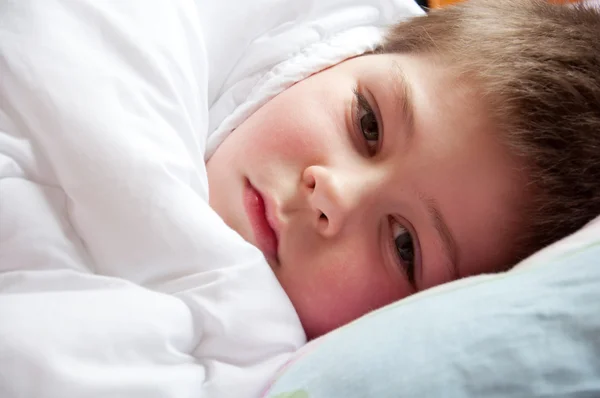 Yatakta yatan hasta bir çocuk. ilaçları tablo — Stok fotoğraf