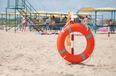 Lifebuoy bir plajda kum yaz güneşli bir gün