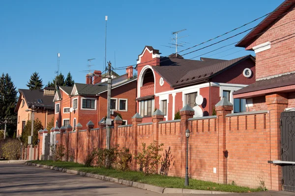 Un número de casas de ladrillo en la hermosa calle cerca de Moscú — Foto de Stock