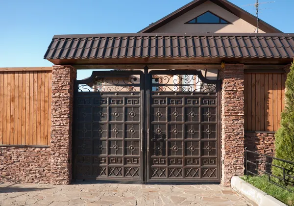Hermosas puertas de metal en la casa de campo, día de verano — Foto de Stock