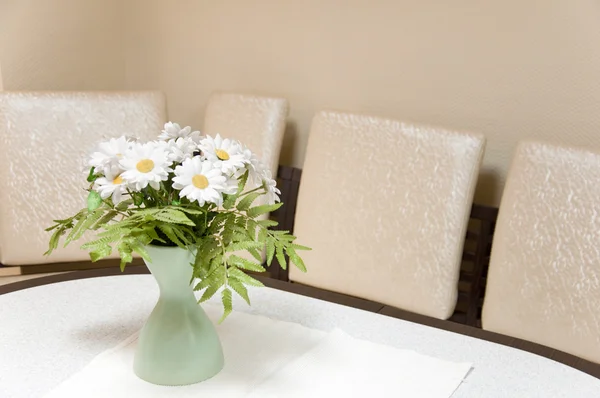 Um buquê de margaridas brancas bonitas na mesa no quarto — Fotografia de Stock