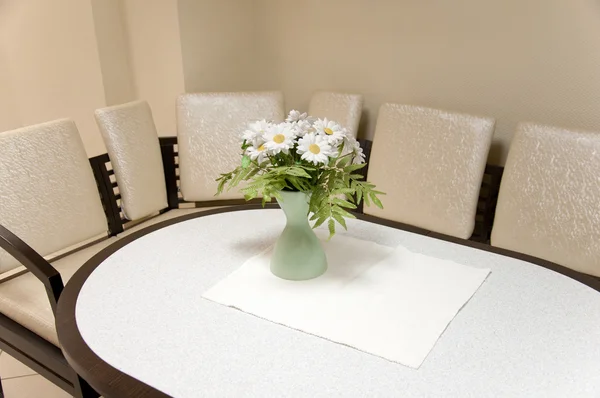 Een boeket van mooie witte margrieten op de tabel in de kamer — Stockfoto