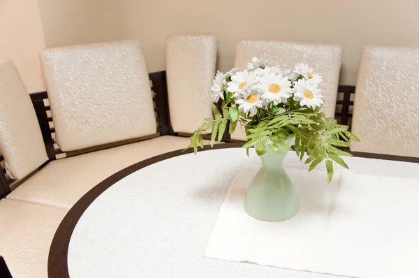 Bukiet piękne białe Stokrotki na stole w pokoju — Zdjęcie stockowe