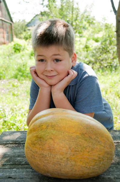 少年と彼の手で大きなメロンの収穫します。 — ストック写真