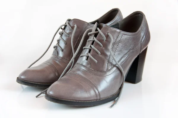Šedé kotníkové boty pro ženy s světlé pozadí — Stock fotografie